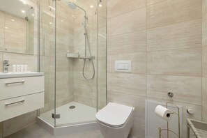 Een douche, een haardroger, handdoeken, shampoo