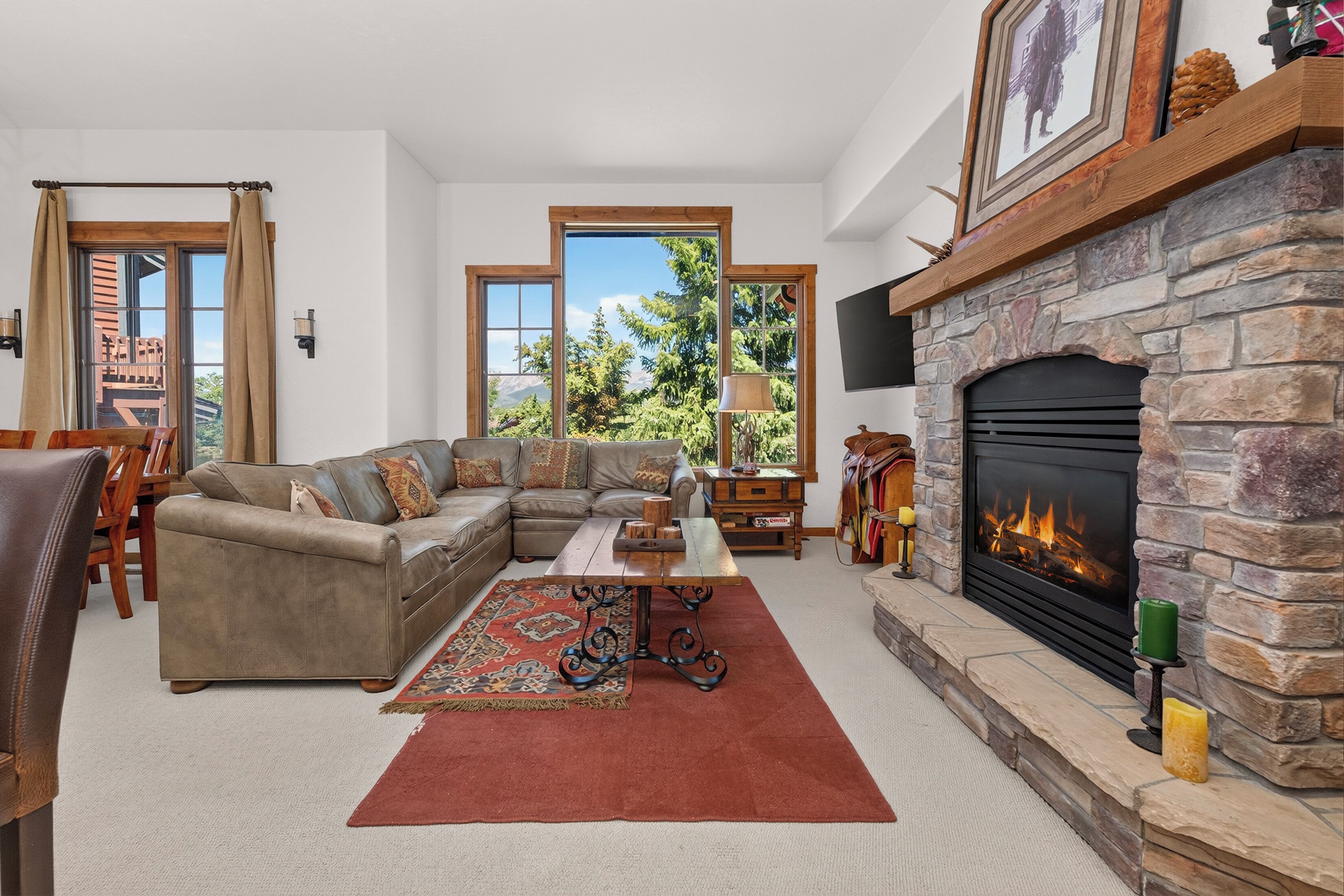 Smart TV, fireplace