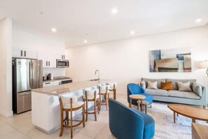 TV, offices - Marina View 2 BR 302 (Playa Flamingo)