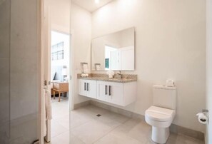 Shower, hair dryer, towels, shampoo - Marina View 2 BR 302 (Playa Flamingo)