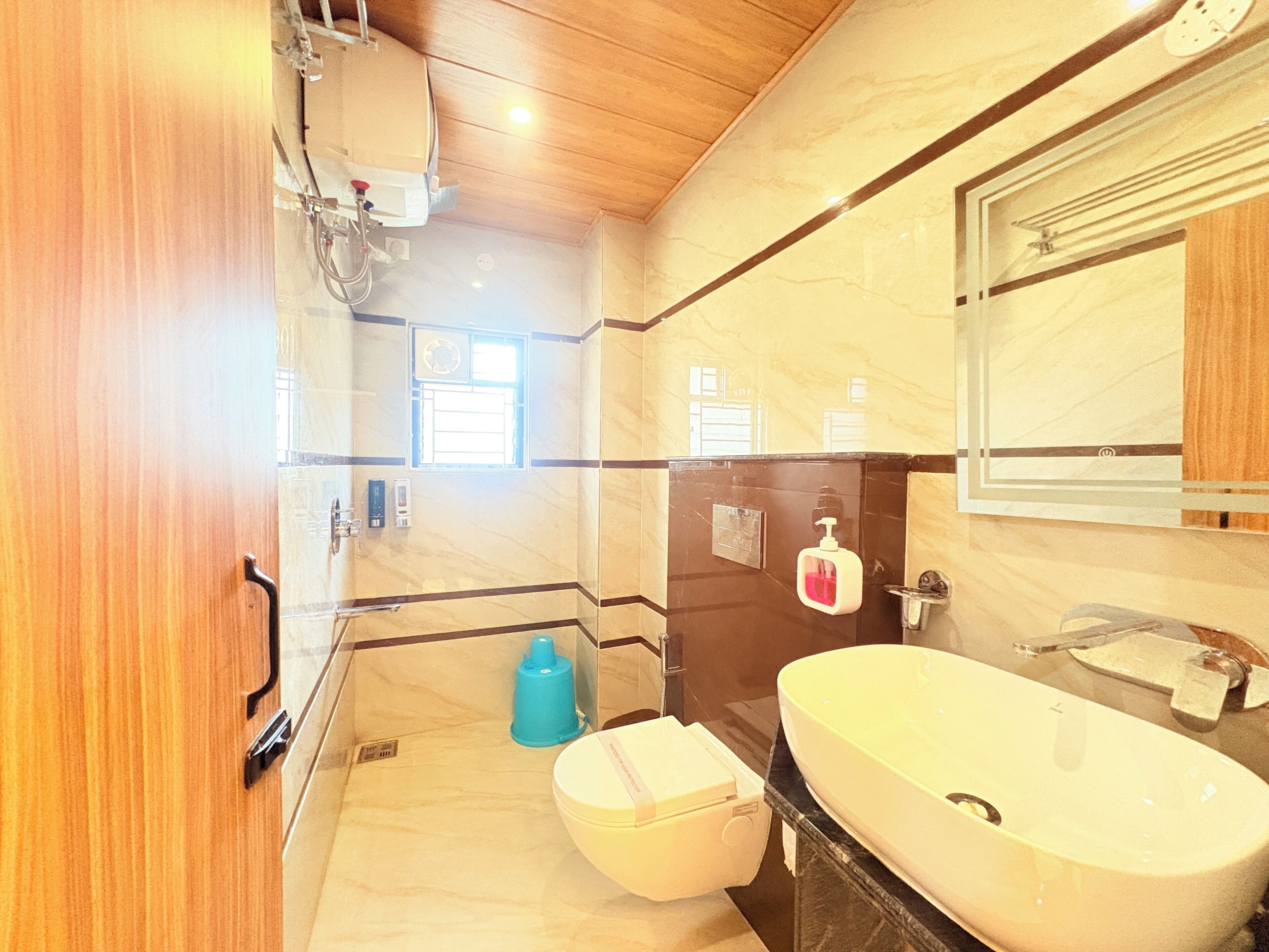 Superior Triple Room, City View | Bathroom | Shower, free toiletries, towels