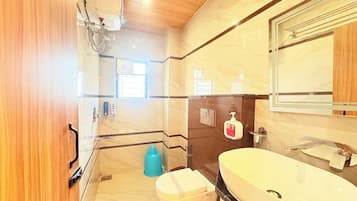 Superior Triple Room, City View | Bathroom | Shower, free toiletries, towels