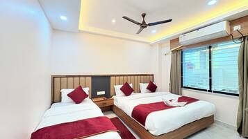 Superior Triple Room, City View | Desk, free WiFi