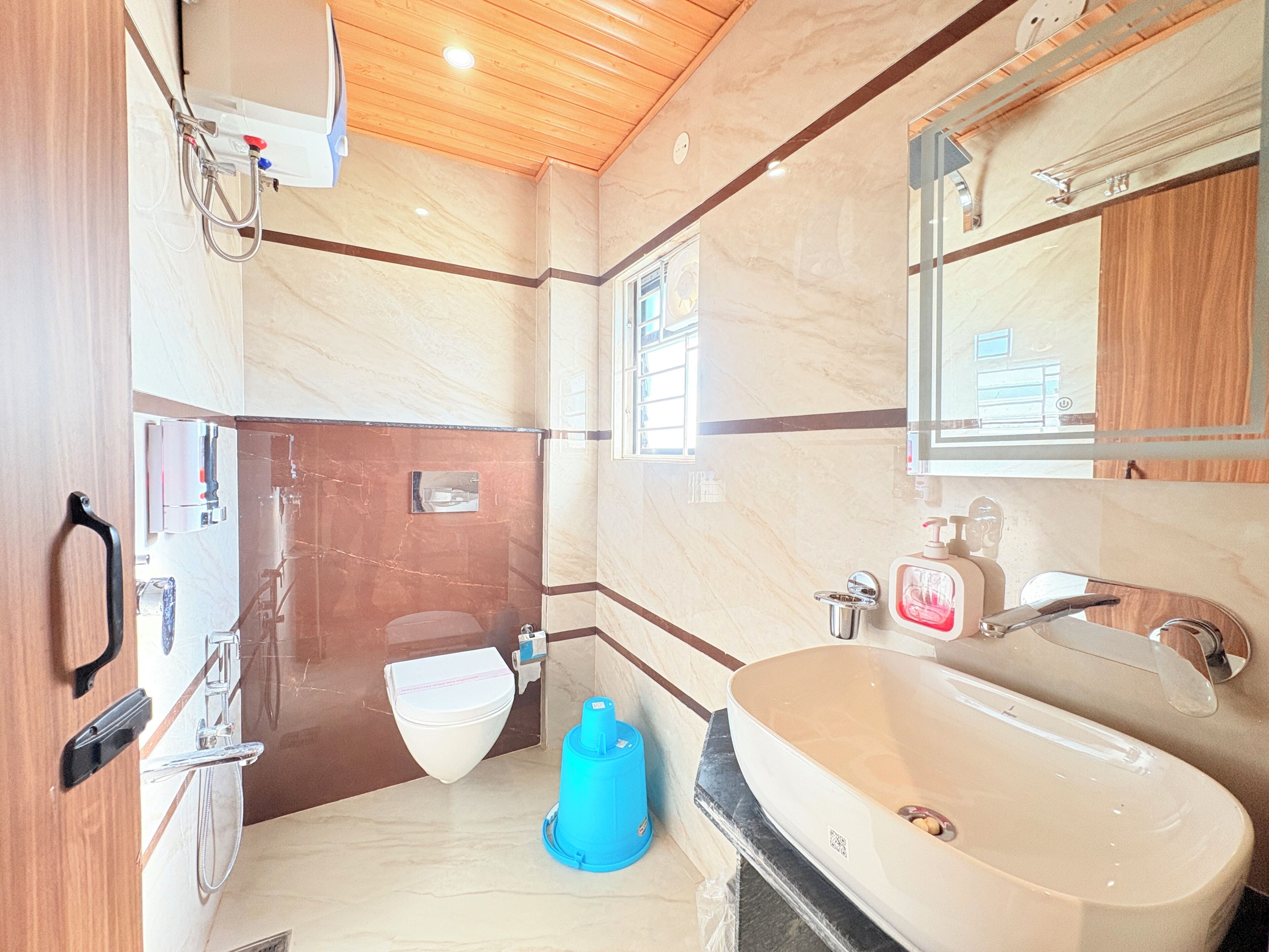 Deluxe Twin Room, City View | Bathroom | Shower, free toiletries, towels