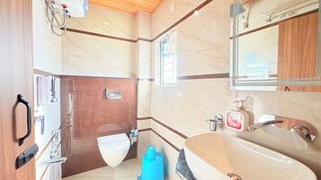 Deluxe Twin Room, City View | Bathroom | Shower, free toiletries, towels
