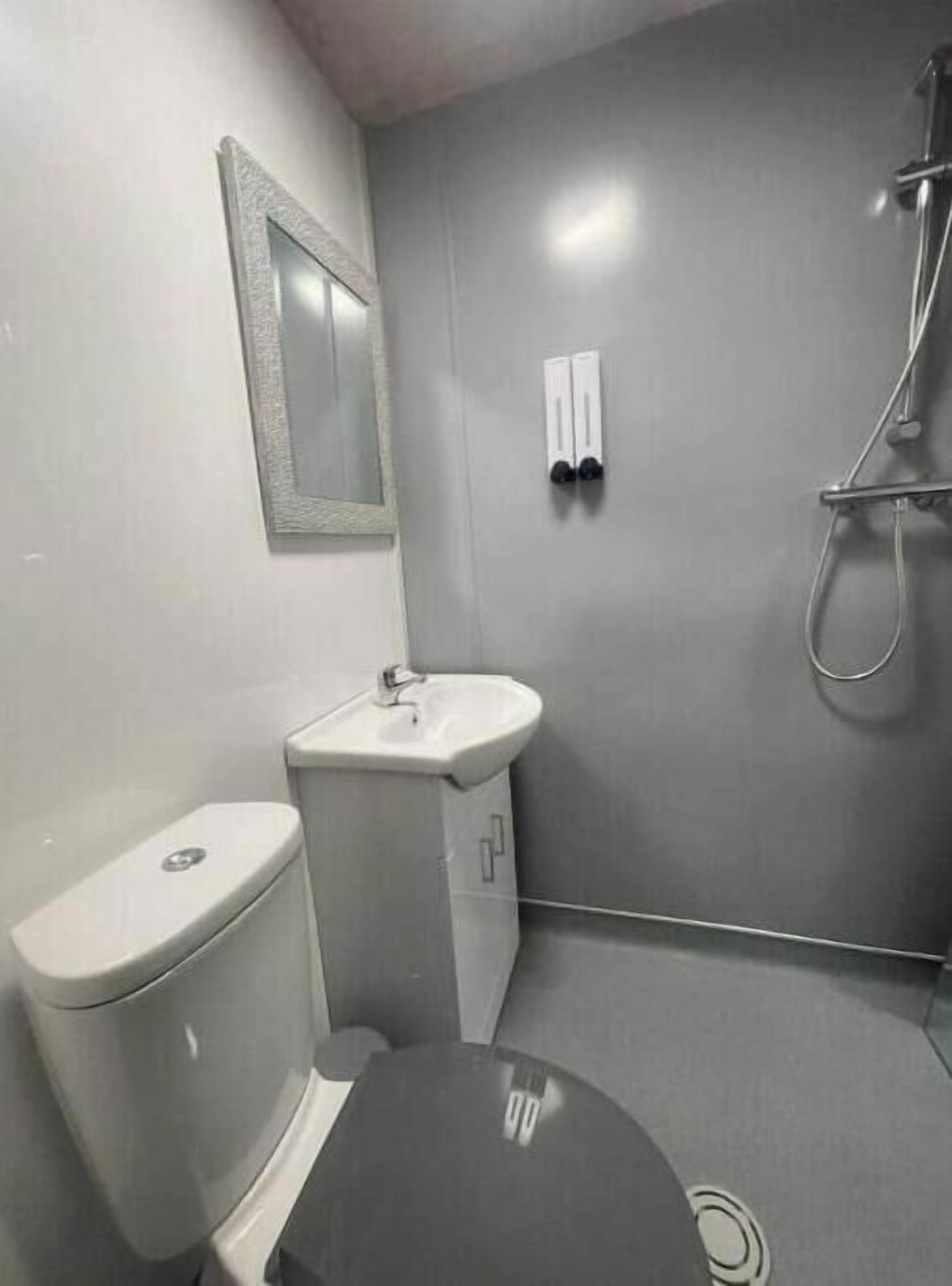 Douche, sèche-cheveux, serviettes fournies