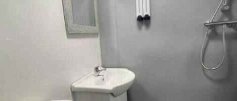 Douche, sèche-cheveux, serviettes fournies