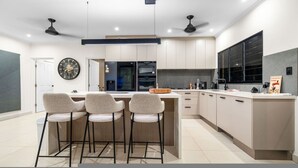 House | 3 bedrooms - Zenlux Mermaid Sunsets Beachfront Fishing Retreat (Dundee Beach)