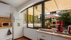 A compact kitchen with a refrigerator, microwave, and a coffee maker. - La Thébaïde – 3-Star Villa with Private Pool near Fréjus-St-Raphaël (Puget-sur-Argens)