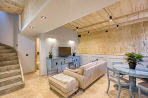 TV - Charming Townhouse | 2BRs | Rooftop & BBQ | Attard (Attard)