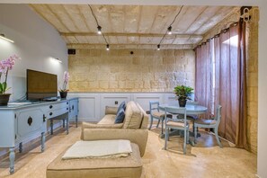 TV - Charming Townhouse | 2BRs | Rooftop & BBQ | Attard (Attard)