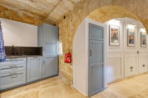 Coffee/tea maker, fridge, microwave, oven - Charming Townhouse | 2BRs | Rooftop & BBQ | Attard (Attard)