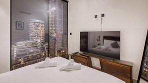 Desk, iron/ironing board, travel cot, WiFi - Official Mercury Suite: Luxury w/ Pool & Balcony (St. Julian`s)