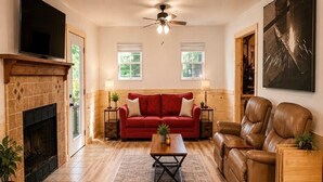 Smart TV, fireplace, stereo - Studio on the River! (Noel)