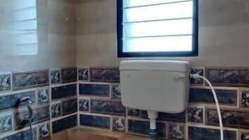Habitación estándar doble, balcón, vistas a la ciudad | Baño | Toallas, jabón, champú y papel higiénico