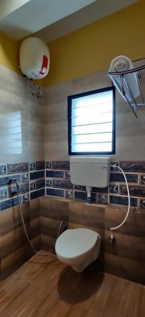 Habitació doble estàndard, balcó, vistes a la ciutat | Bany | Tovalloles, sabó, xampú i paper higiènic 