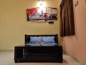 Deluxe Double Room, Balcony, City View | Interior