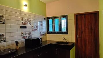 Standard Double Room, Balcony, City View | Interior