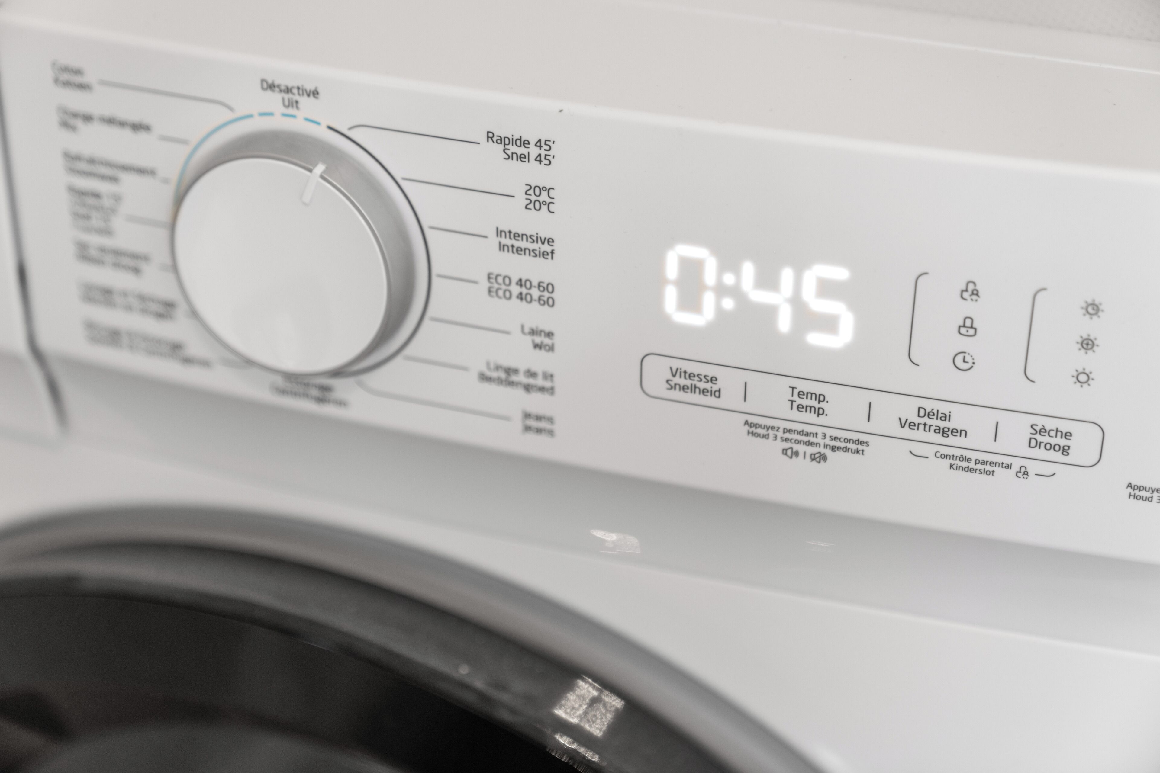 Bedienfeld einer Waschmaschine mit Timer auf 0:45, verschiedenen Waschprogrammen und einem digitalen Display.