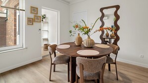 Dining - Stay in this modern 50m² apartment for up to 4 guests in peaceful Wouw. Featuring 1 bedroom, a fully equipped private kitchen, a private garden, air conditioning, and fast WiFi. Perfect for couples, families, business trips, and long stays. (Wouw)