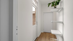 Interior - Stay in this modern 50m² apartment for up to 4 guests in peaceful Wouw. Featuring 1 bedroom, a fully equipped private kitchen, a private garden, air conditioning, and fast WiFi. Perfect for couples, families, business trips, and long stays. (Wouw)