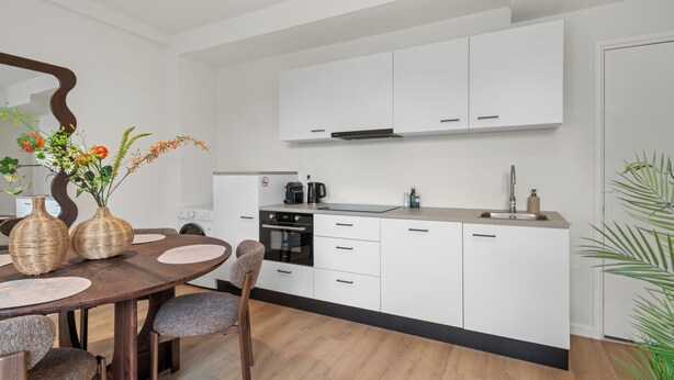 Private kitchen - Stay in this modern 50m² apartment for up to 4 guests in peaceful Wouw. Featuring 1 bedroom, a fully equipped private kitchen, a private garden, air conditioning, and fast WiFi. Perfect for couples, families, business trips, and long stays. (Wouw)
