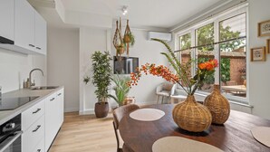 Private kitchen - Stay in this modern 50m² apartment for up to 4 guests in peaceful Wouw. Featuring 1 bedroom, a fully equipped private kitchen, a private garden, air conditioning, and fast WiFi. Perfect for couples, families, business trips, and long stays. (Wouw)