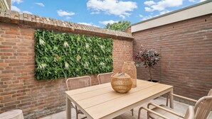 Outdoor dining - Stay in this modern 50m² apartment for up to 4 guests in peaceful Wouw. Featuring 1 bedroom, a fully equipped private kitchen, a private garden, air conditioning, and fast WiFi. Perfect for couples, families, business trips, and long stays. (Wouw)