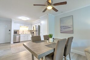 Dining - 2-bedroom condo in charming Hilton Head Island near Coligny Beach (Hilton Head Island)