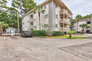 Exterior - 2-bedroom condo in charming Hilton Head Island near Coligny Beach (Hilton Head Island)
