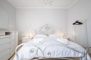 2 bedrooms, iron/ironing board, Internet, bed sheets