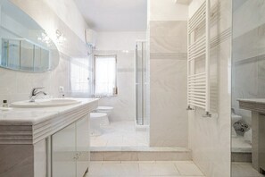 Whirlpool, Haartrockner, Bidet, Handtücher