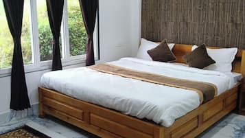 Deluxe Quadruple Room, City View | Desk, free WiFi