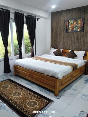 Chambre Quadruple Deluxe, vue ville | Bureau, Wi-Fi gratuit