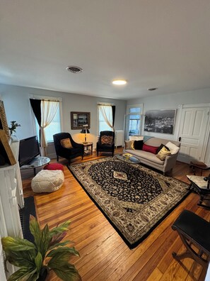 Living area - Magnolia Winds 3-bedroom apartment in charming Winchester with cool AC (Winchester)