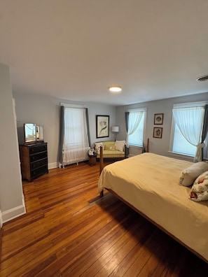 Room - Magnolia Winds 3-bedroom apartment in charming Winchester with cool AC (Winchester)