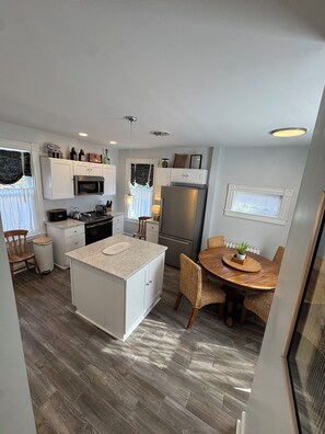 Private kitchen - Magnolia Winds 3-bedroom apartment in charming Winchester with cool AC (Winchester)