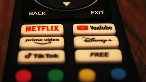 A remote control with buttons for Netflix, YouTube, Prime Video, Disney+, TikTok, and Free. - gambino hotel GOETHE26 (Munich)