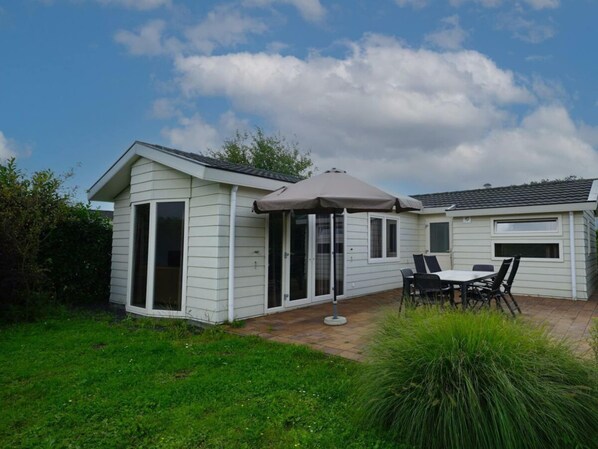 House | Outdoor dining - Holiday Home in Halfweg With Terrace (Halfweg)
