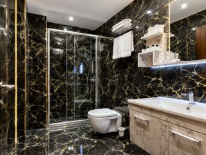 Deluxe-Zimmer | Badezimmer | Dusche, kostenlose Toilettenartikel, Haartrockner, Hausschuhe