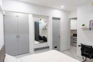 Desk, free WiFi - X90 Studio Apartments (Pune)