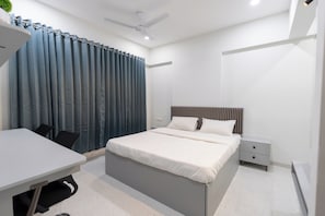 Desk, free WiFi - X90 Studio Apartments (Pune)