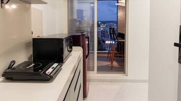 Fridge, microwave, dishwasher, cookware/dishes/utensils
