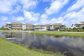 Ein mehrstöckiges Hotel mit Schwimmbecken davor.