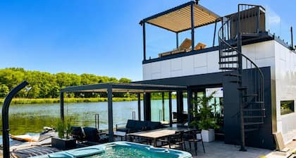Boat House for 7 With Jacuzzi