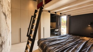 A bedroom with a bed, a ladder, a desk, and a chair. - Boat House for 7 With Jacuzzi (Dziwnów)