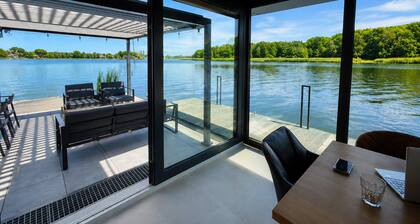 Boat House for 7 With Jacuzzi
