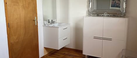 3 habitaciones, tabla de planchar con plancha y wifi