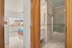 Een douche, handdoeken