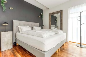 Desk, iron/ironing board, WiFi, bed sheets - B2 Three Bedroom Penthouse Apartment (Reykjavík)